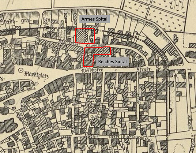 Stadtplan von 1914 mit der Lage des ehemaligen Reichen Spitals (rot unten) und des Armen Spitals (rot oben), daher kommt der Name „Spitalgasse“. Sporgasse und Engelsberg sind enge, beidseitig bebaute Gassen parallel zur Stadtmauer. Im 18. Jahrhundert waren sie noch nicht miteinander verbunden. Die Struktur der historischen Altstadt innerhalb der Stadtmauer hat sich seit Jahrhunderten nur wenig verändert.