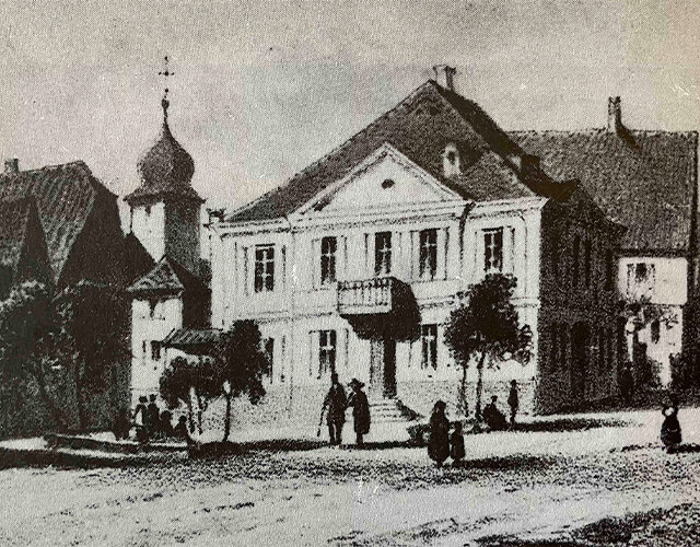 1787 ist das Rathaus im modernen Stil des Klassizismus endlich fertig. Die Fassade ist schlicht und streng gehalten (Bild von 1850). Hinter dem Rathaus steht ein stattliches Fachwerkhaus. Die Stiftskirche schmückt noch bis 1880 ein barocker Zwiebelturm. Der Marktplatz ist noch nicht gepflastert, bei Regen muss man sich mühsam durch den Matsch durchkämpfen.