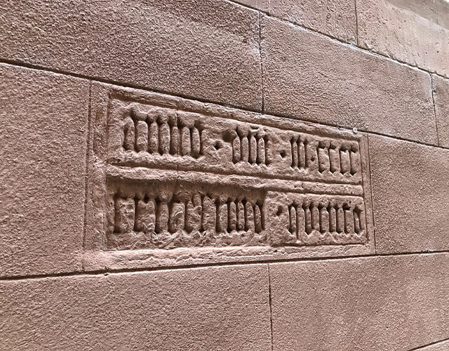 Der angeblich einzige Überrest des historischen Rathauses ist ein Gründungsstein im „Alten Rathaus“ mit der Inschrift „anno 1435“. Er sitzt gegenüber des Melanchthonhauses. Die Zahl „30“ wurde nachträglich ausgebessert. Dieses Datum passt jedoch überhaupt nicht zu seiner Erbauung 1480, es könnte daher der Gründungsstein des Amtshauses sein.